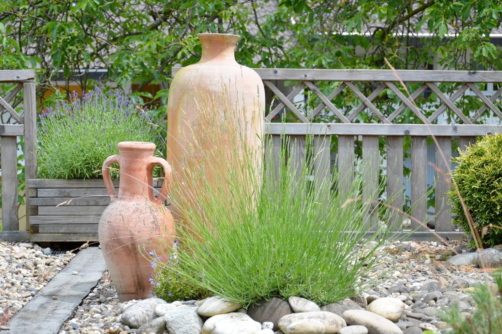 Kiesbeete mit Kräutern